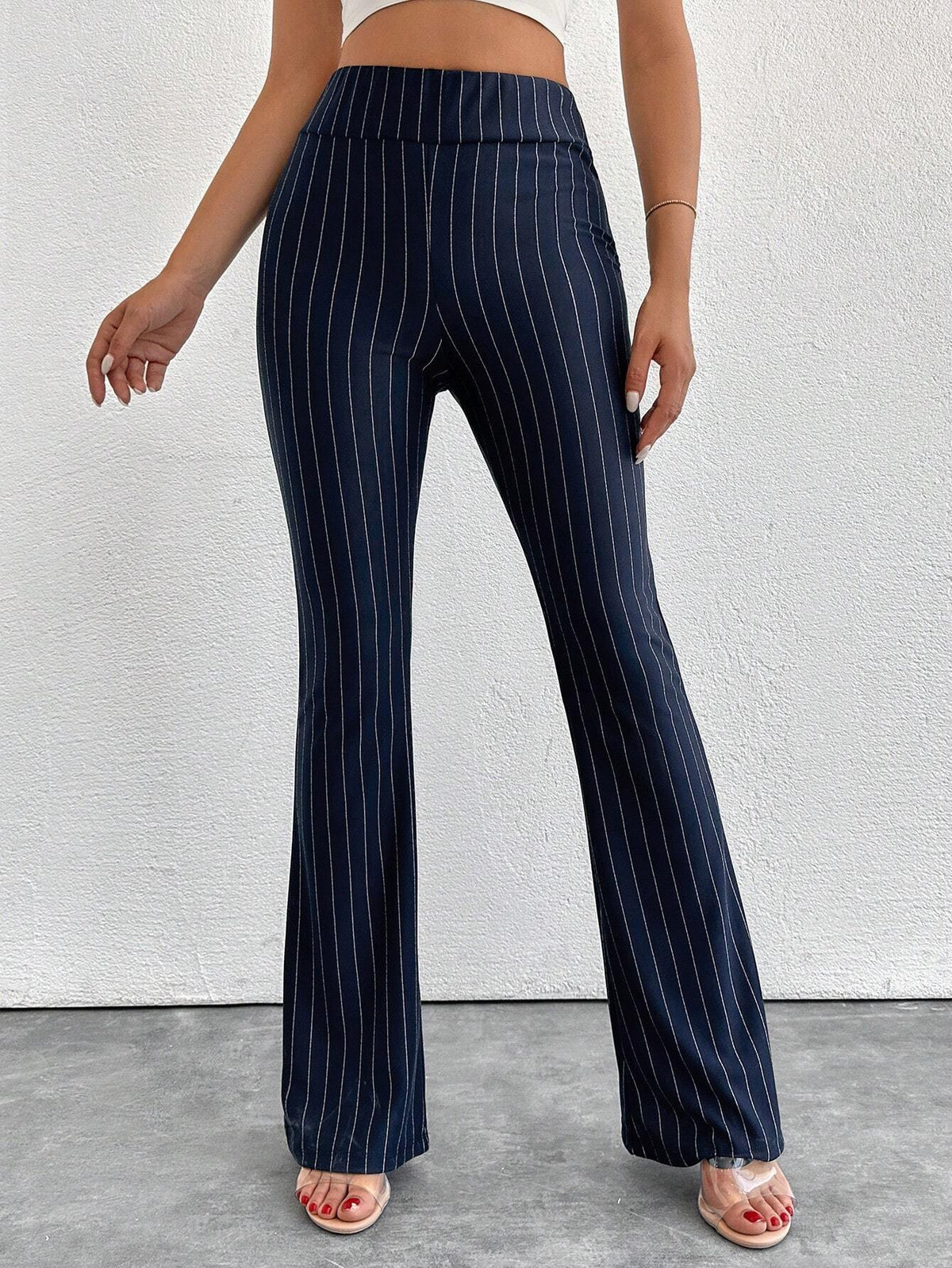 Pantaloni a zampa d'elefante in vita alta e lunghezza extra alta