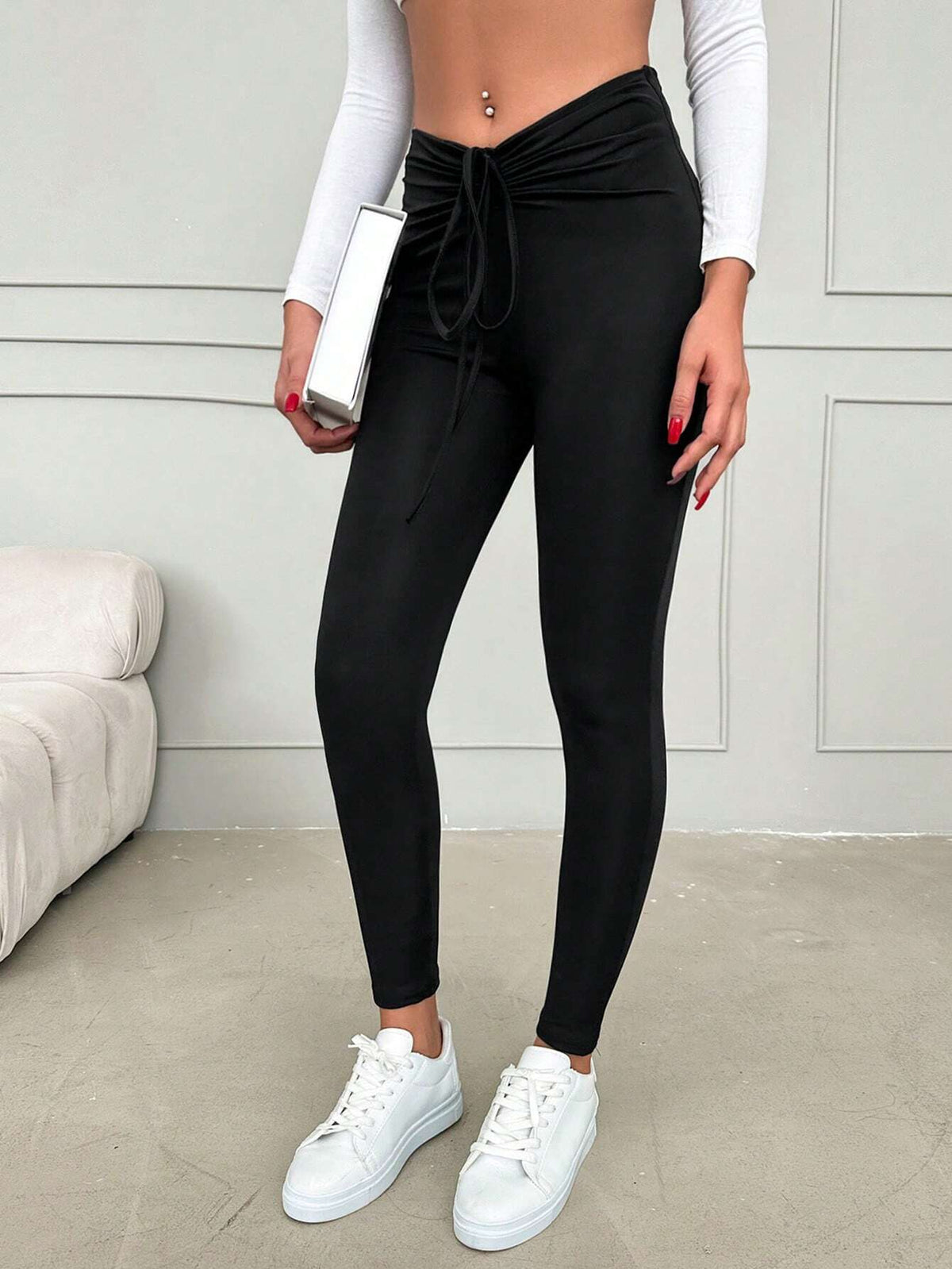 Pantaloni aderente con coulisse frontale