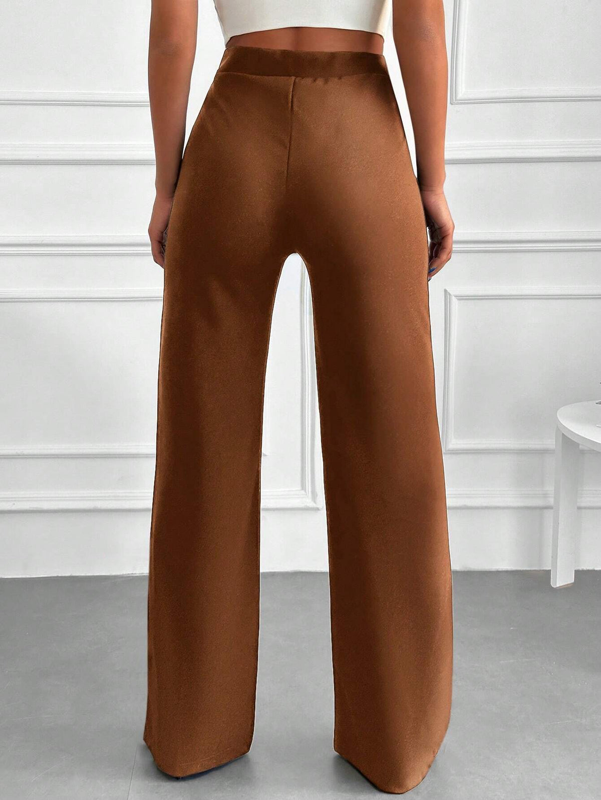 Pantaloni vita alta con bottone frontale