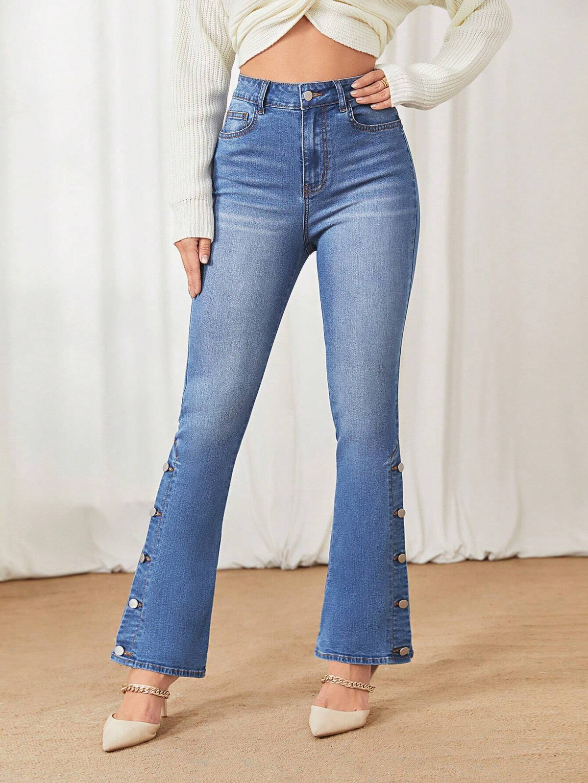 Jeans a gamba svasata dettaglio bottone