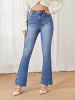 Jeans a gamba svasata dettaglio bottone