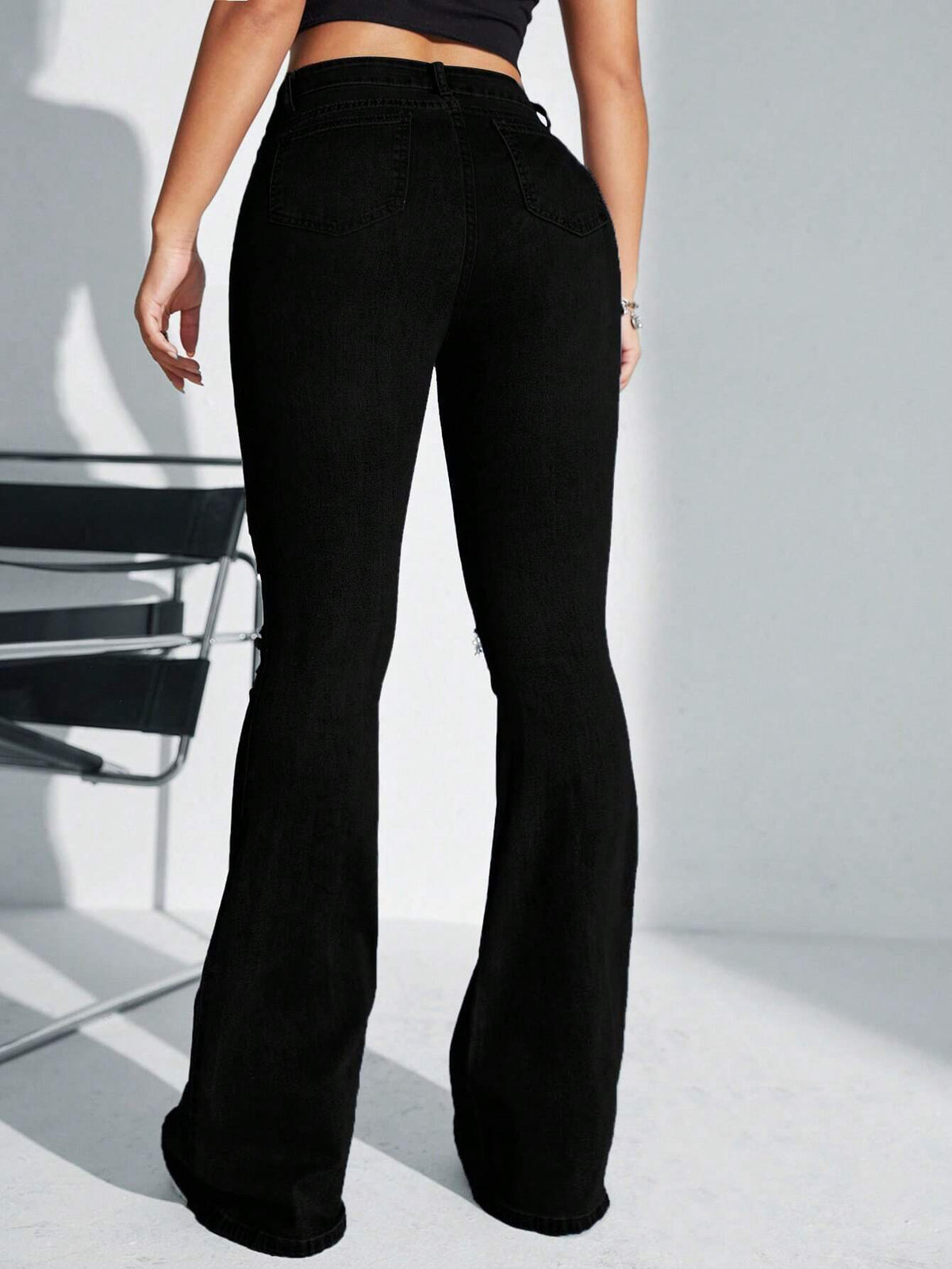 Jeans a gamba svasata vita alta con strappati