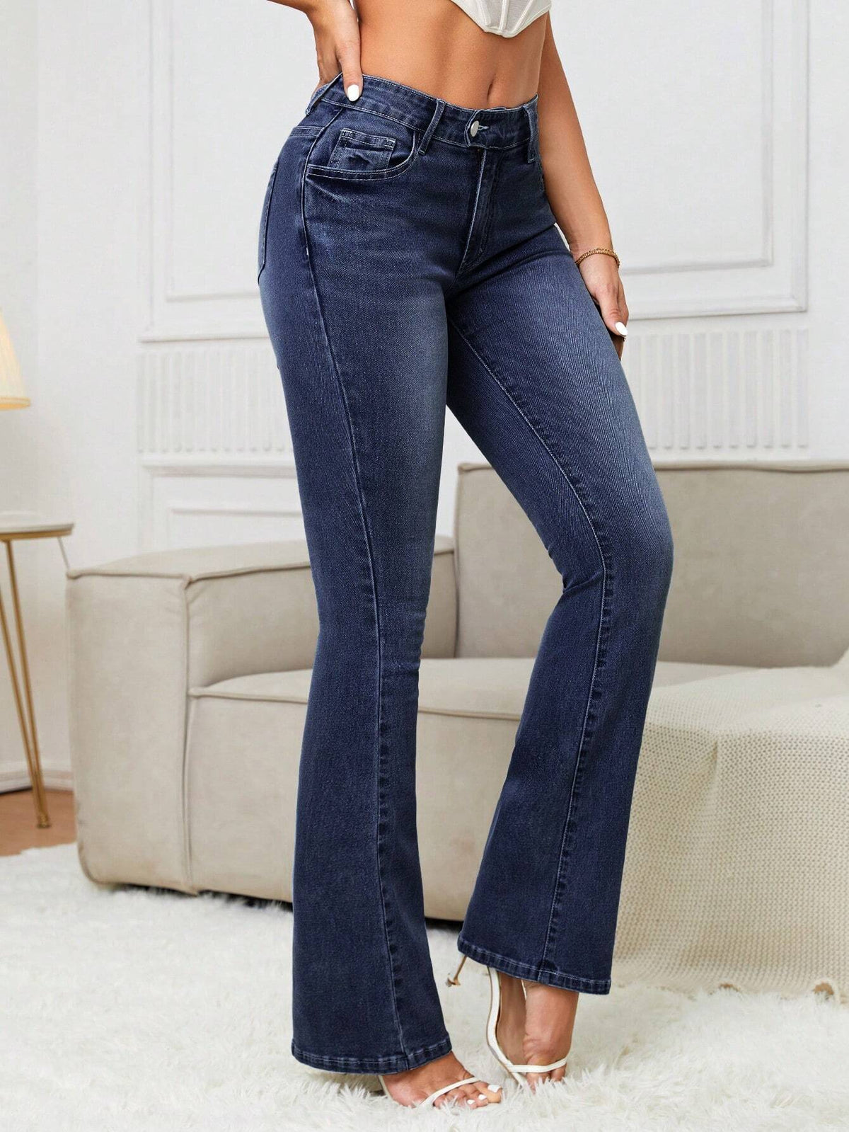 Jeans a gamba svasata tasca inclinata