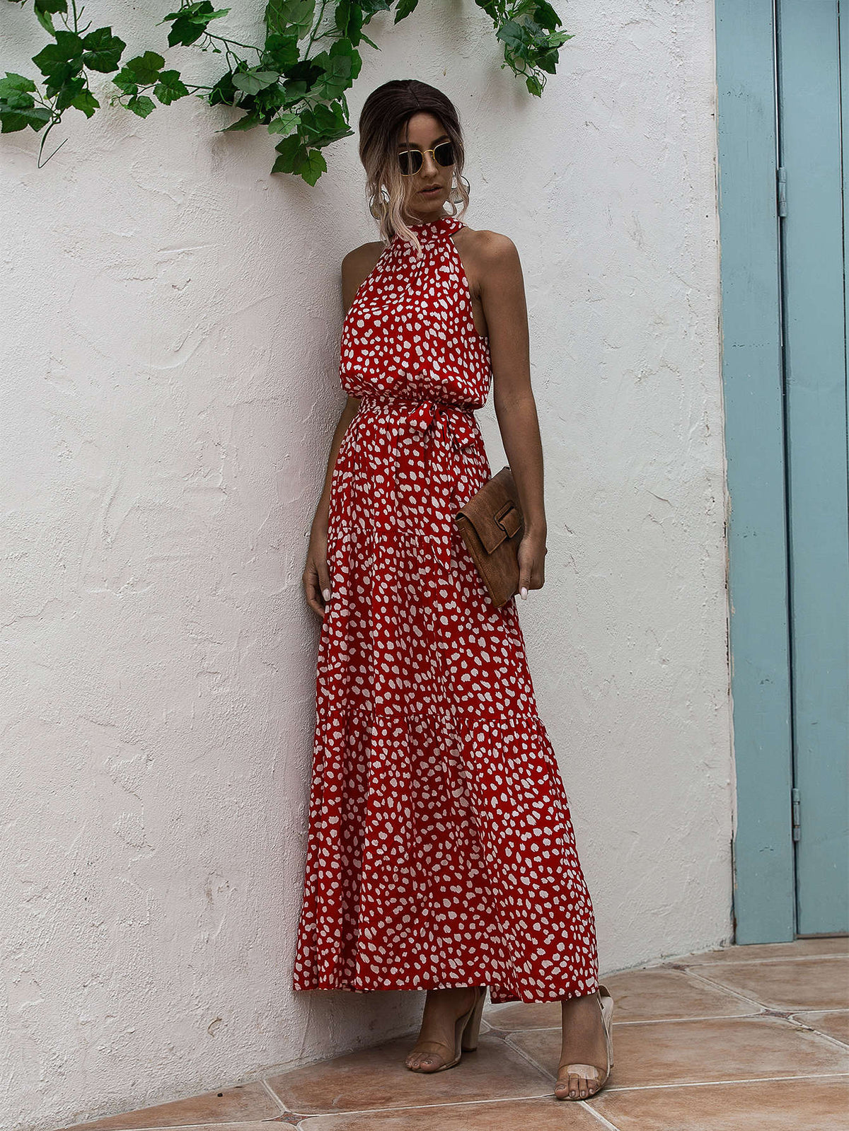 Abito con capestro e cintura e stampata dappertutto