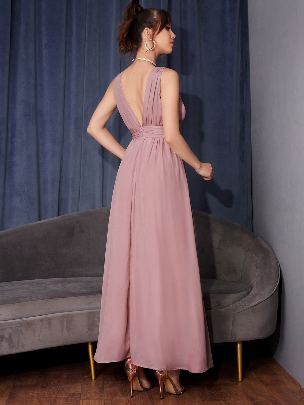 Abito senza maniche a fessura alta con volant