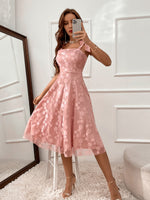 Abito con bretelle sottile a pois con spalle annodate