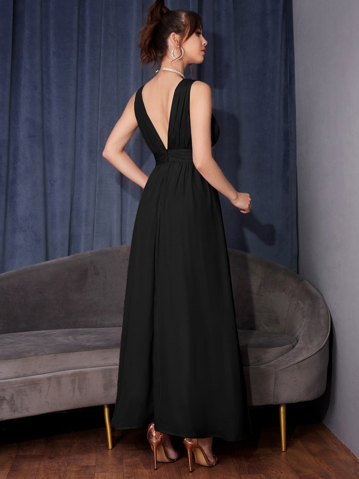 Abito senza maniche a fessura alta con volant