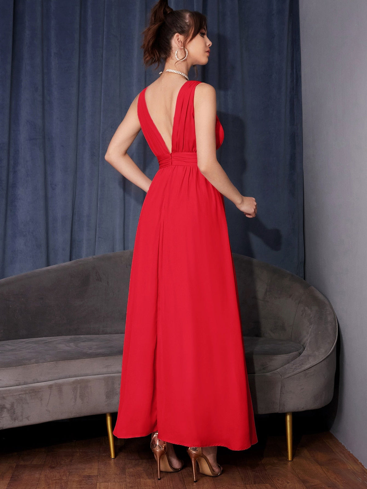 Abito senza maniche a fessura alta con volant