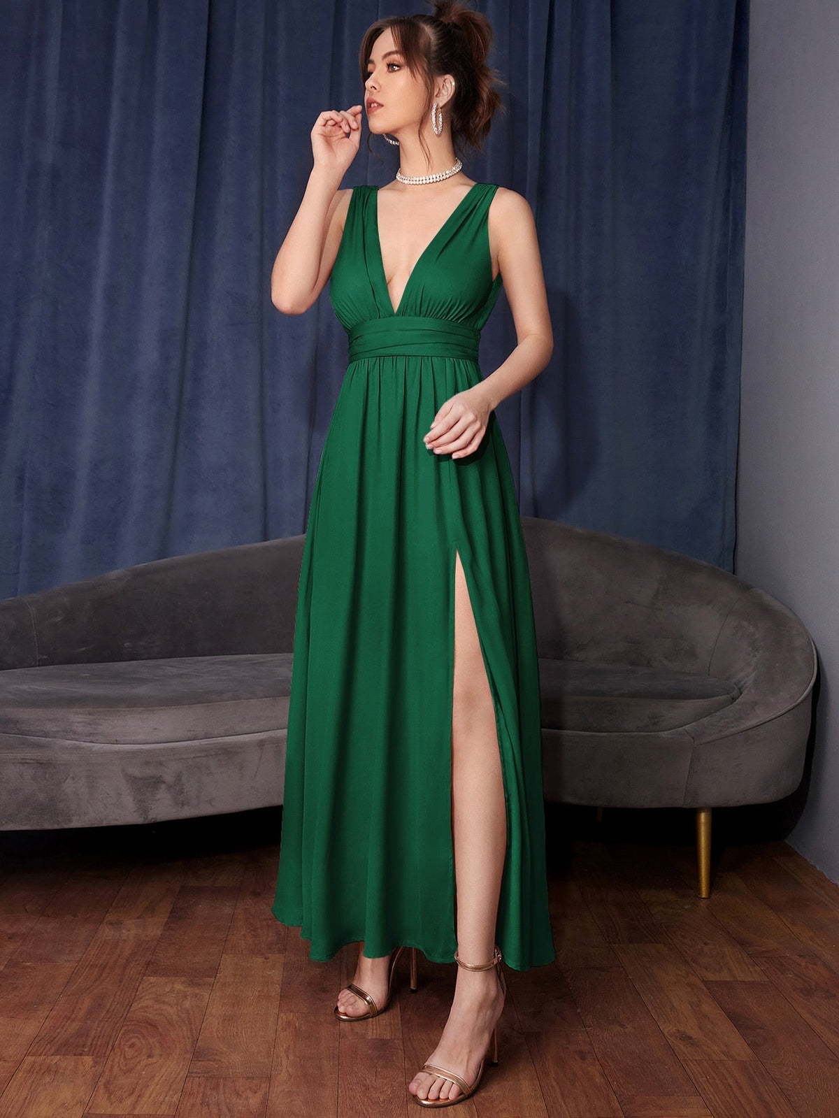 Abito senza maniche a fessura alta con volant