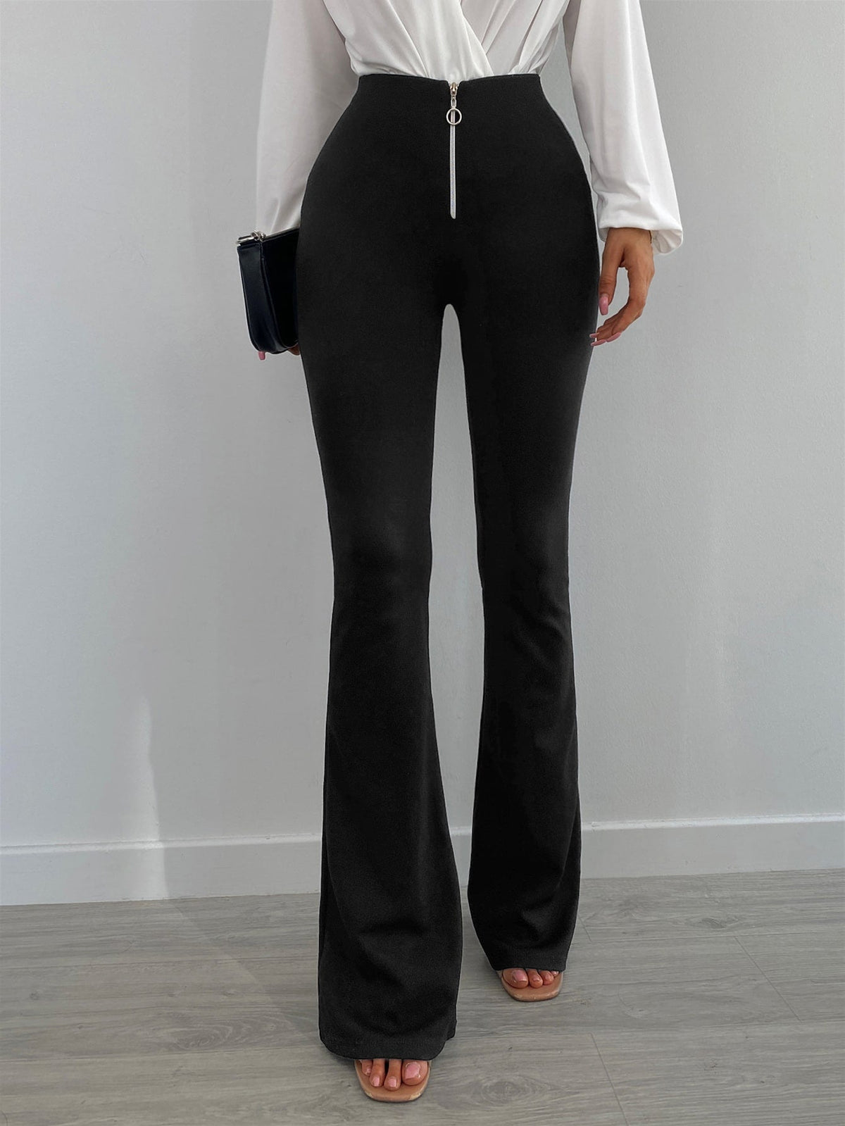 Pantaloni svasati con anello zip frontale