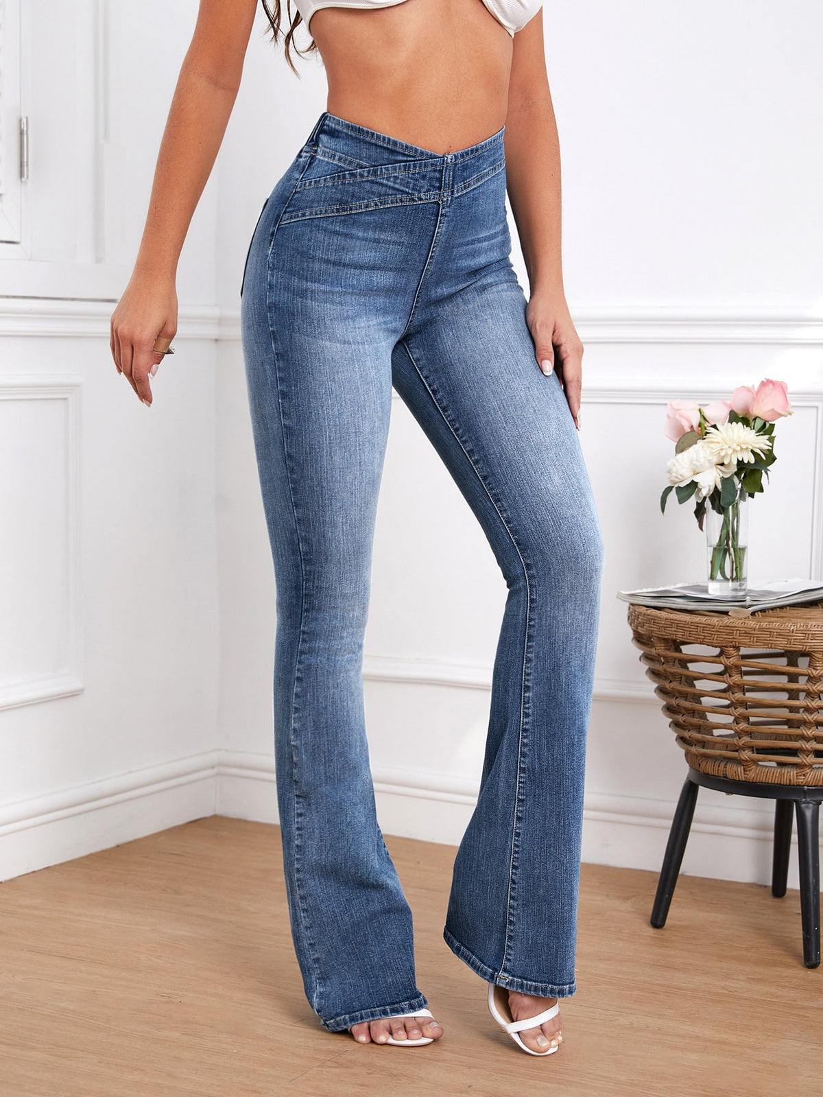 Jeans a gamba svasata con vita elastica
