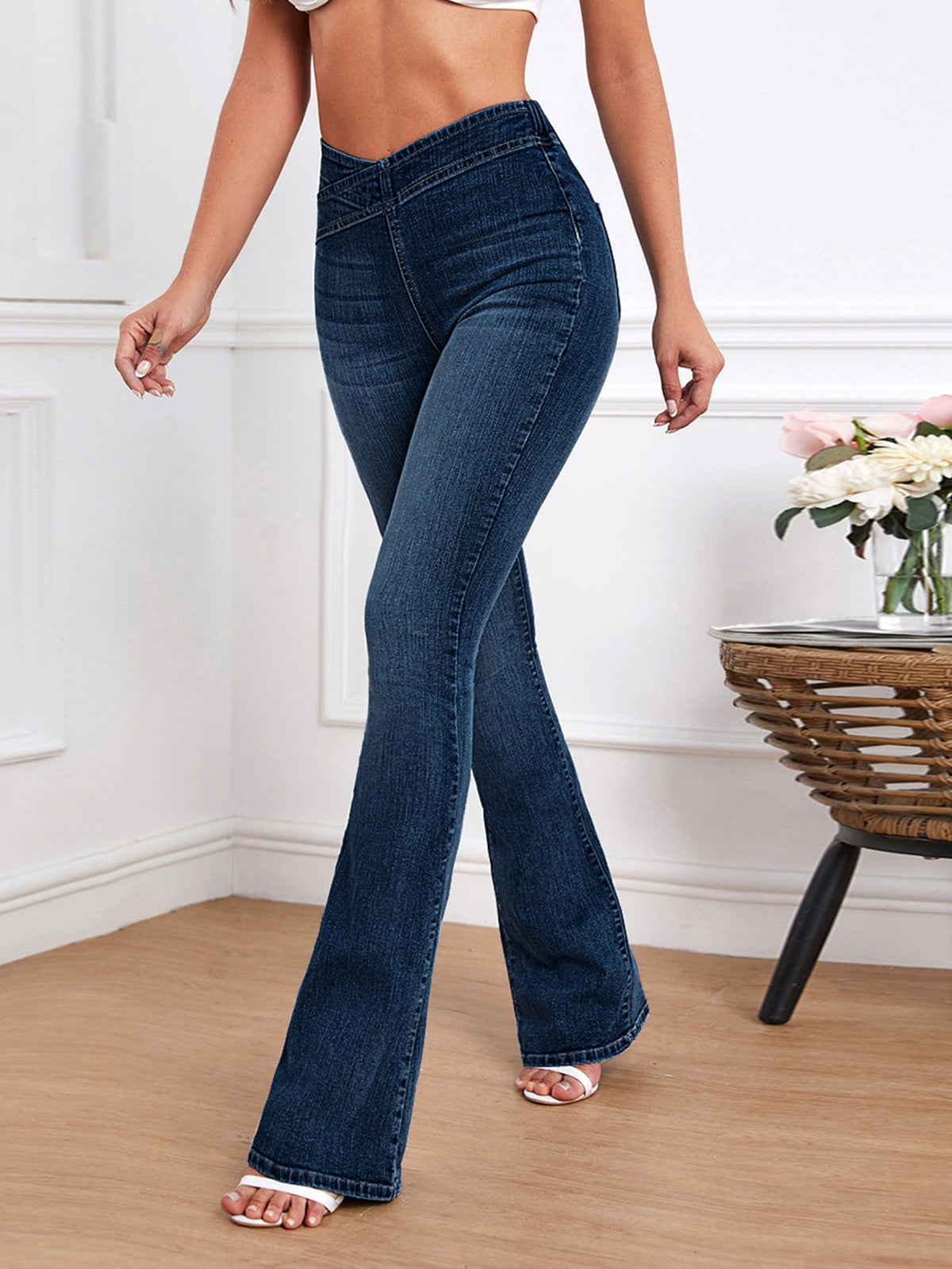 Jeans a gamba svasata con vita elastica