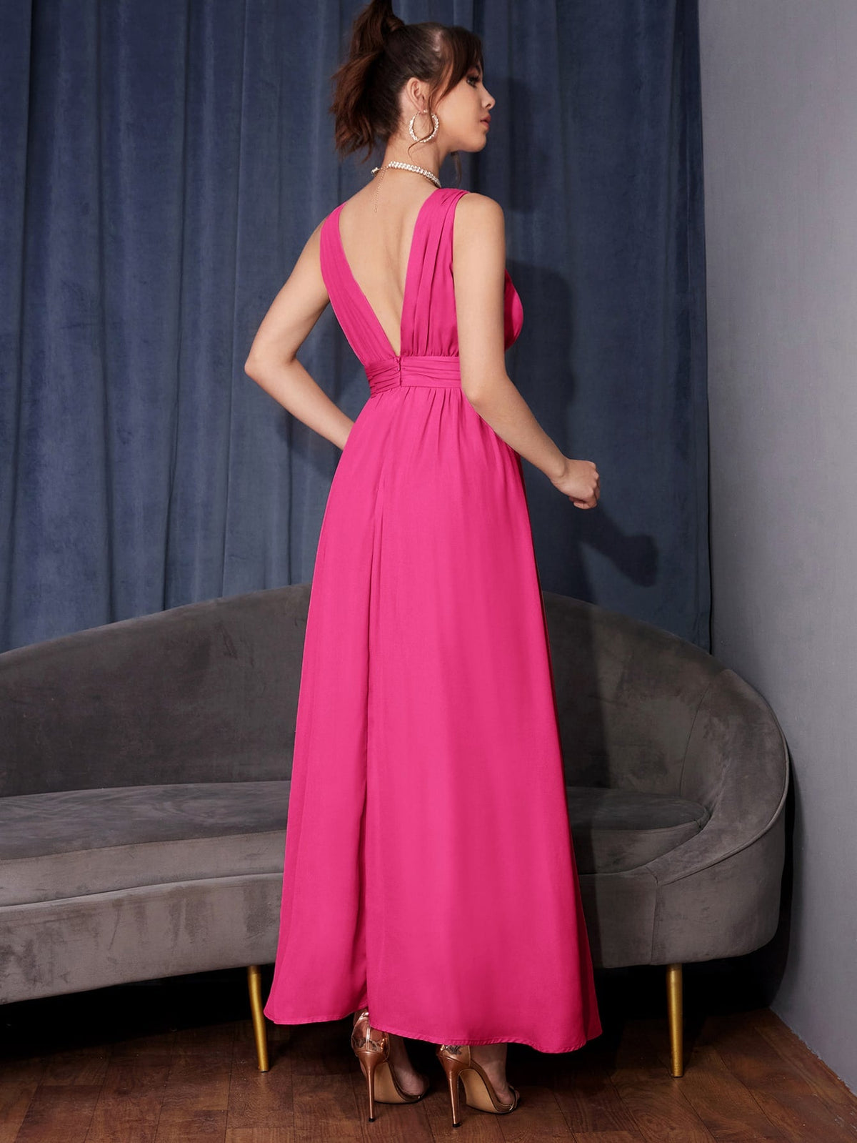 Abito senza maniche a fessura alta con volant