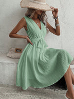 Abito trapezio monocolore con cintura