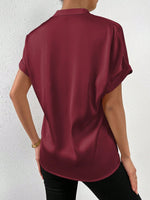 Camicia a maniche corte tinta unita con colletto alla coreana e chiusura frontale con bottoni per abbigliamento casual