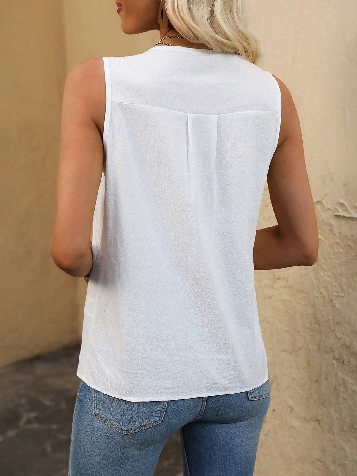 Camicia senza maniche con bottoni frontali e colore tinta unita per l\"estate