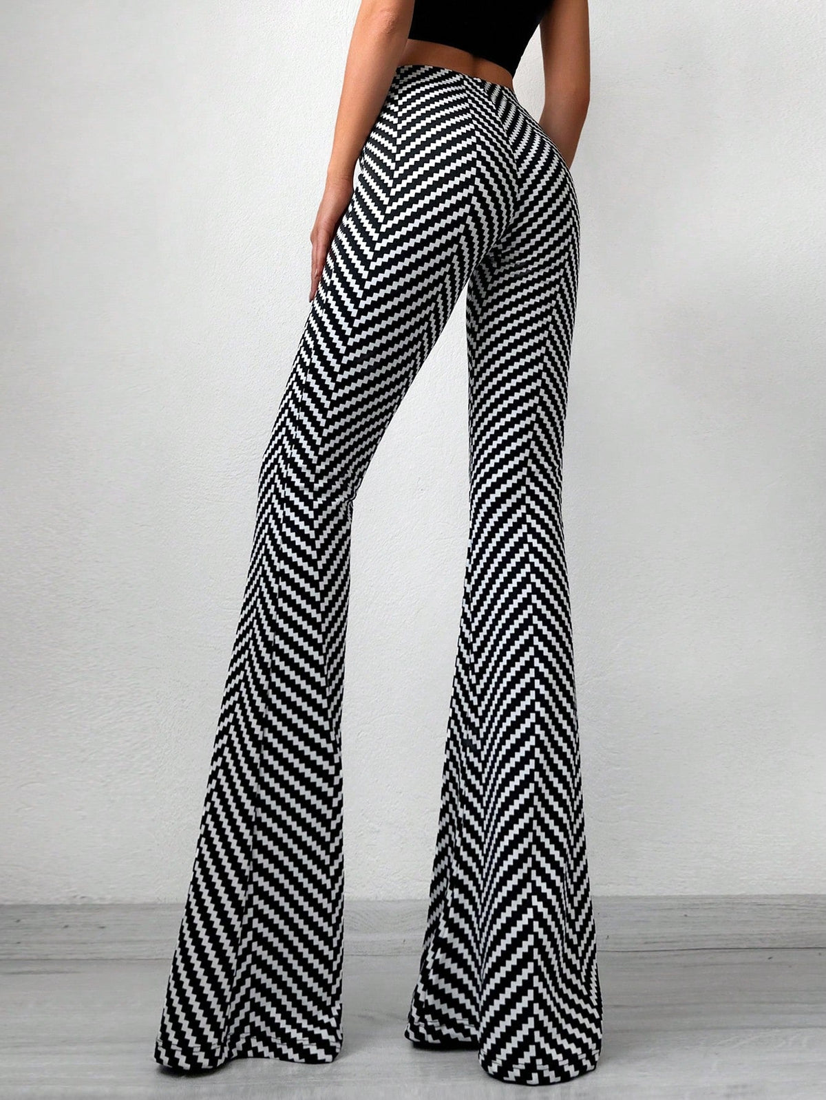 Pantaloni svasati con stampa chevron