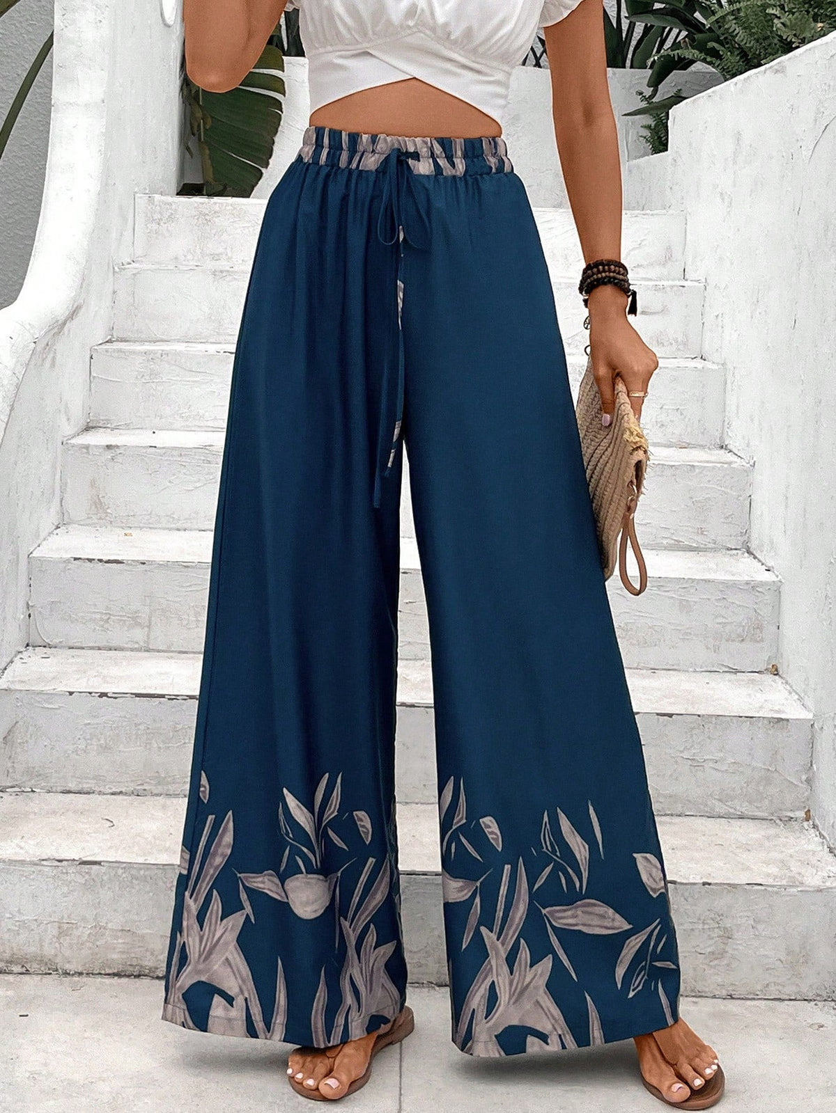 Pantaloni a gamba larga a vita alta con stampa floreale e dettaglio di fiocco sul davanti per donne, neri