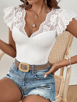 Maglietta pizzo a contrasto manica a farfalla con orlo smerlato