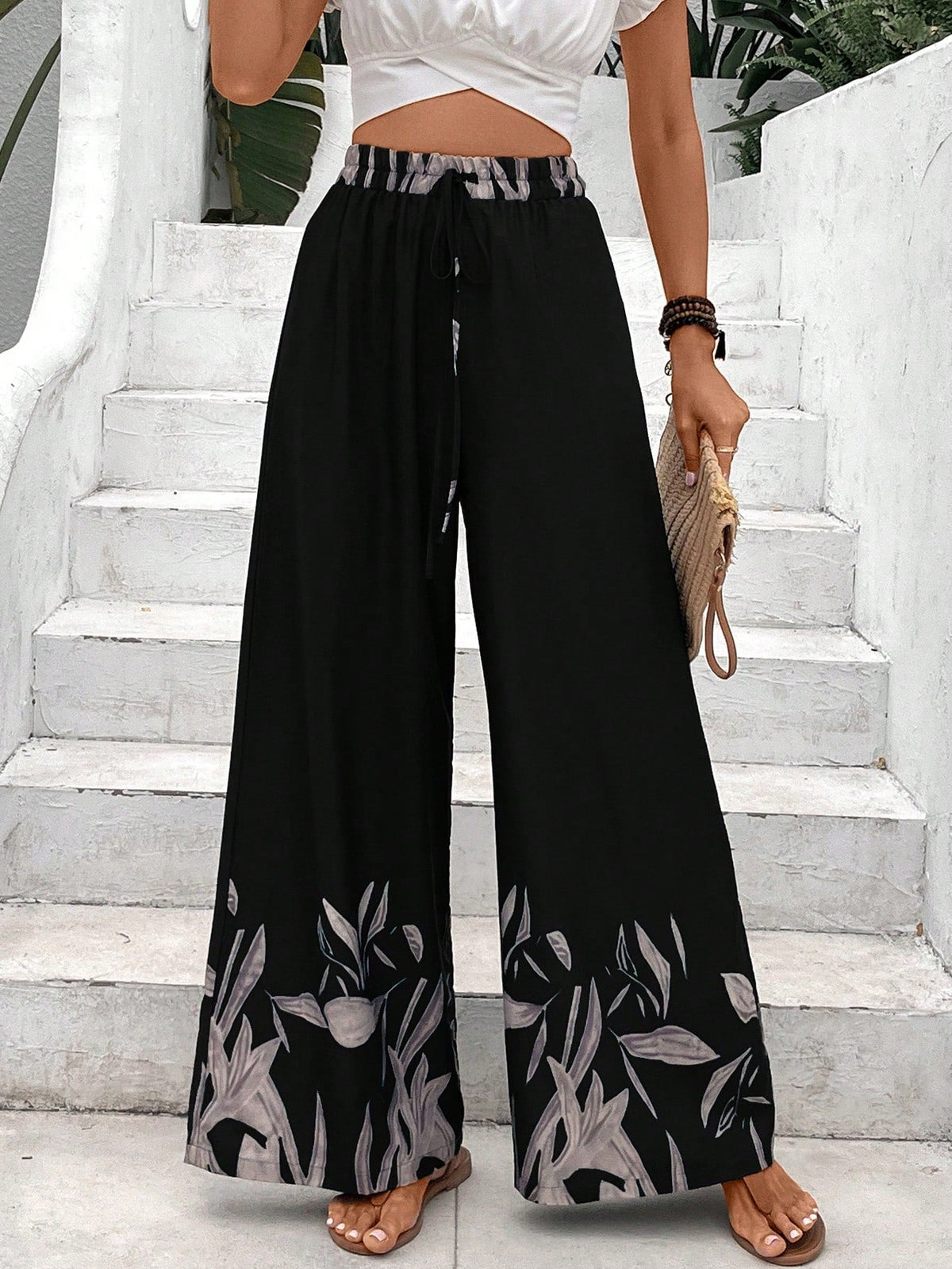 Pantaloni a gamba larga a vita alta con stampa floreale e dettaglio di fiocco sul davanti per donne, neri