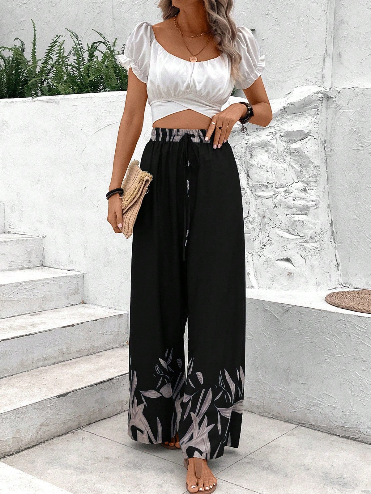 Pantaloni a gamba larga a vita alta con stampa floreale e dettaglio di fiocco sul davanti per donne, neri