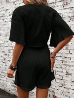 Top Con Maniche A Farfalla E Nodo Frontale, E Shorts