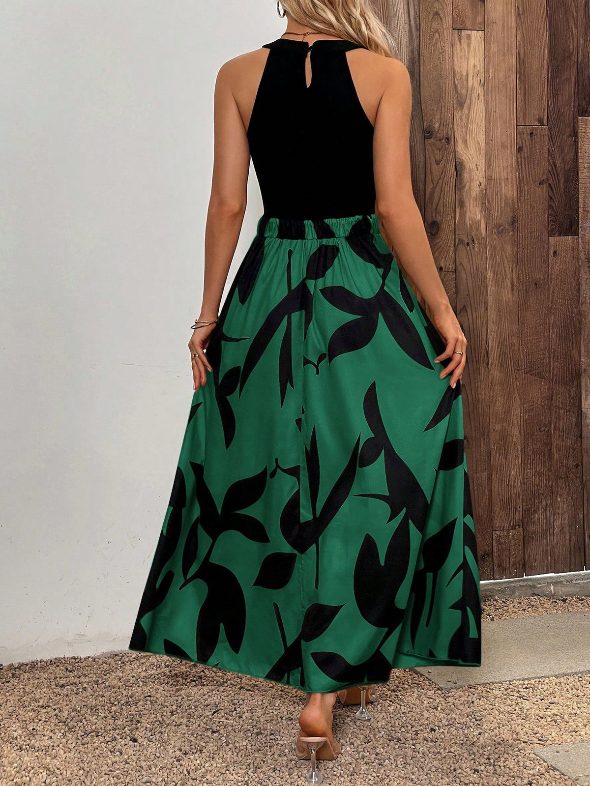 Abito estivo senza maniche con collo rotondo, stampa grafica e fori decorativi