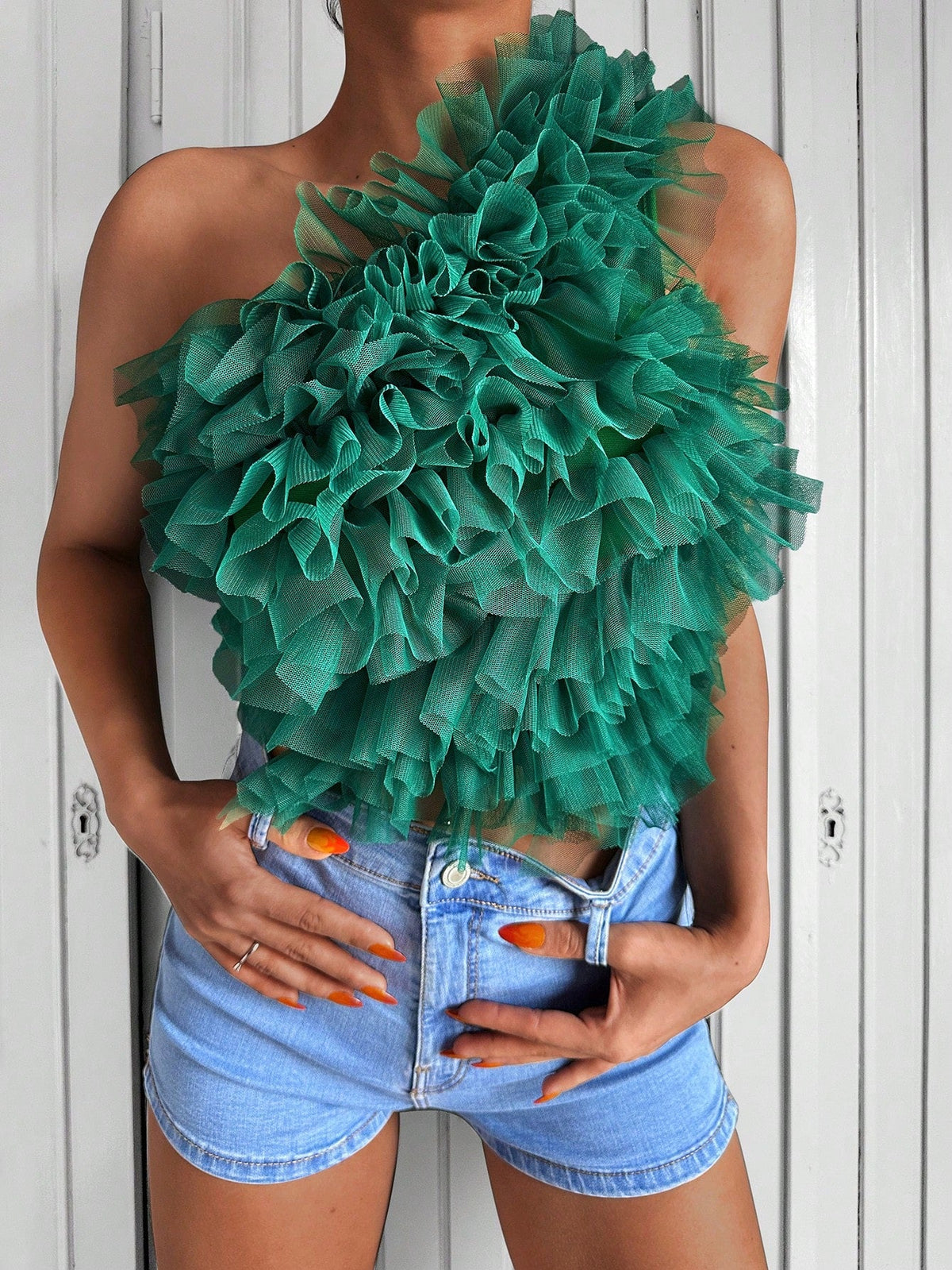 Top monospalla tulle a contrasto stratificato con bordo a volant