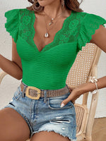 Maglietta pizzo a contrasto manica a farfalla con orlo smerlato