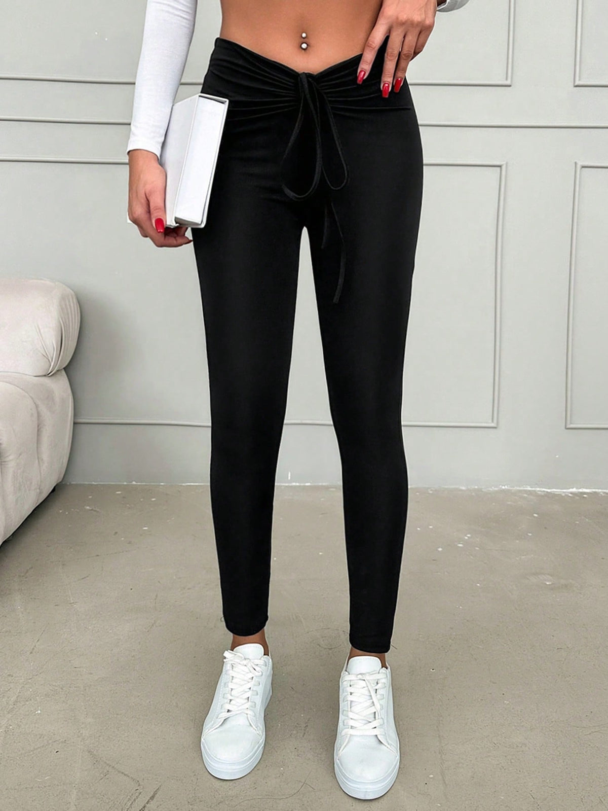 Pantaloni aderente con coulisse frontale