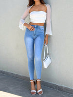 Top corto con bordo a volant manica a campana