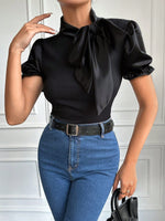 Top con cravatta al collo con manica a sbuffo