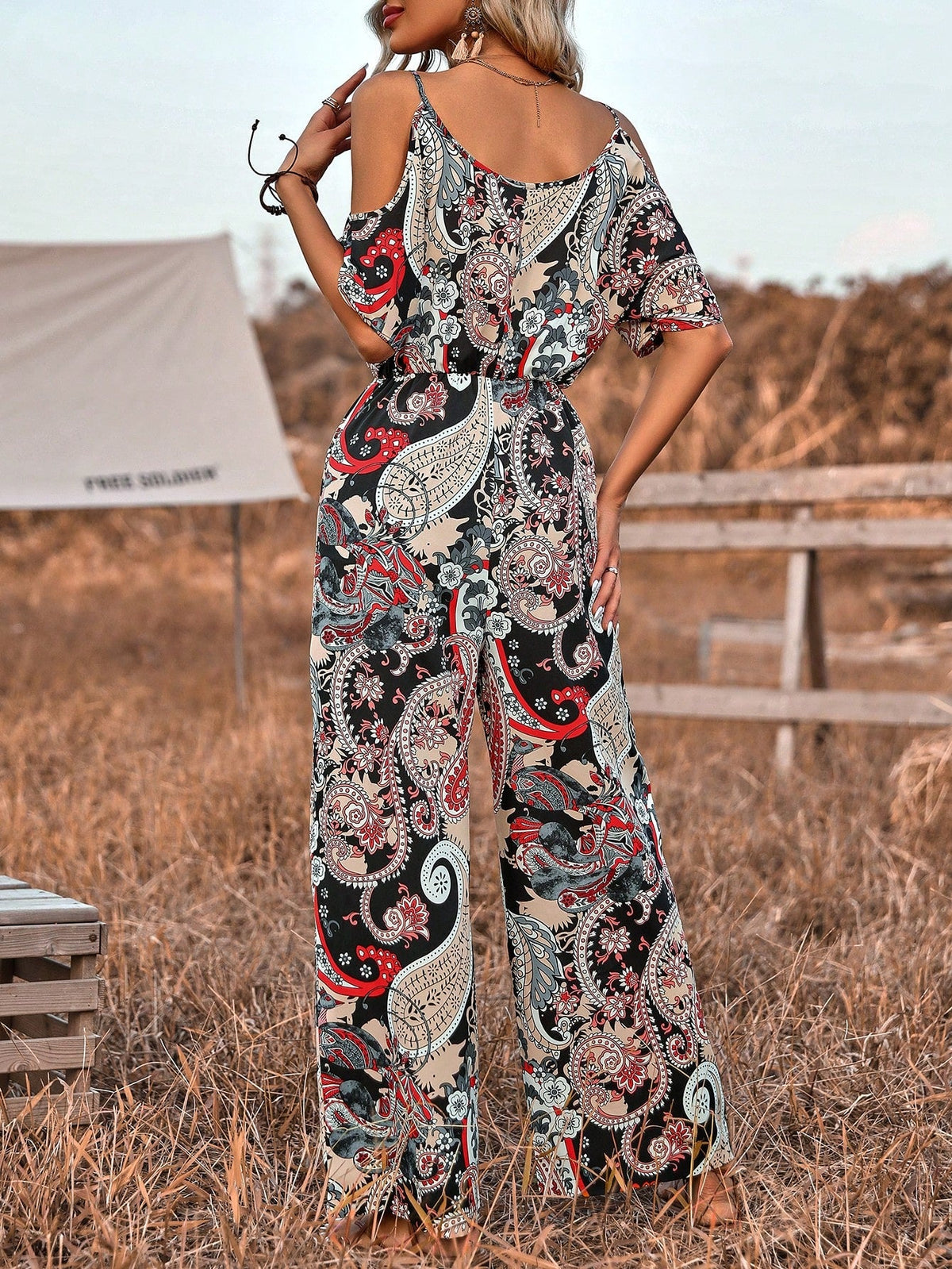 Tuta jumpsuit con spalline sottili, morbida vestibilitˆ, maniche a goccia e stampa all-over