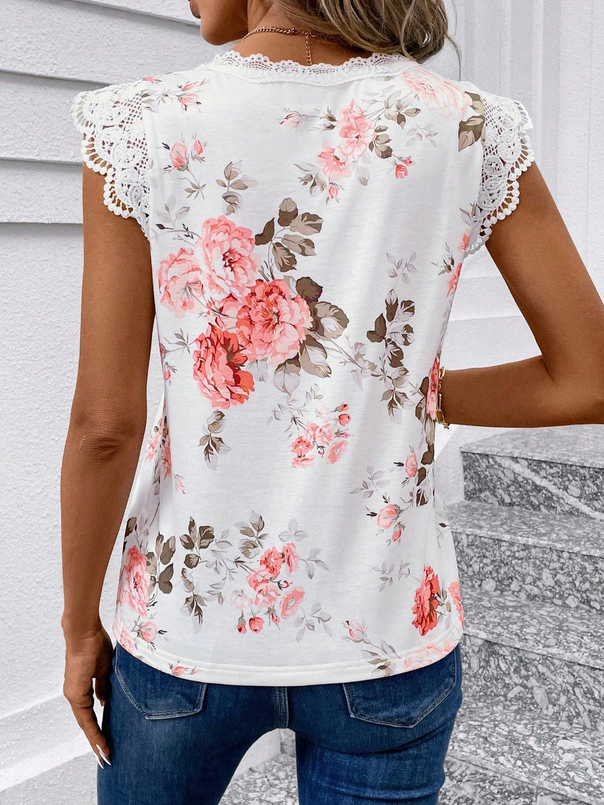 Maglietta estiva a patchwork in pizzo con stampa floreale