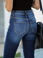 Jeans Stretti, Sfilacciati, Con Bottoni Sulla Parte Anteriore E Piedi Stretti