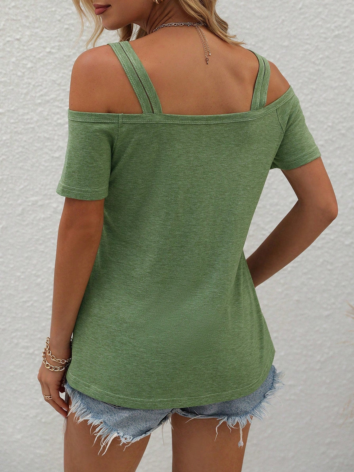 Maglietta casual estiva con spalle scoperte, maniche corte e colore solido per donne