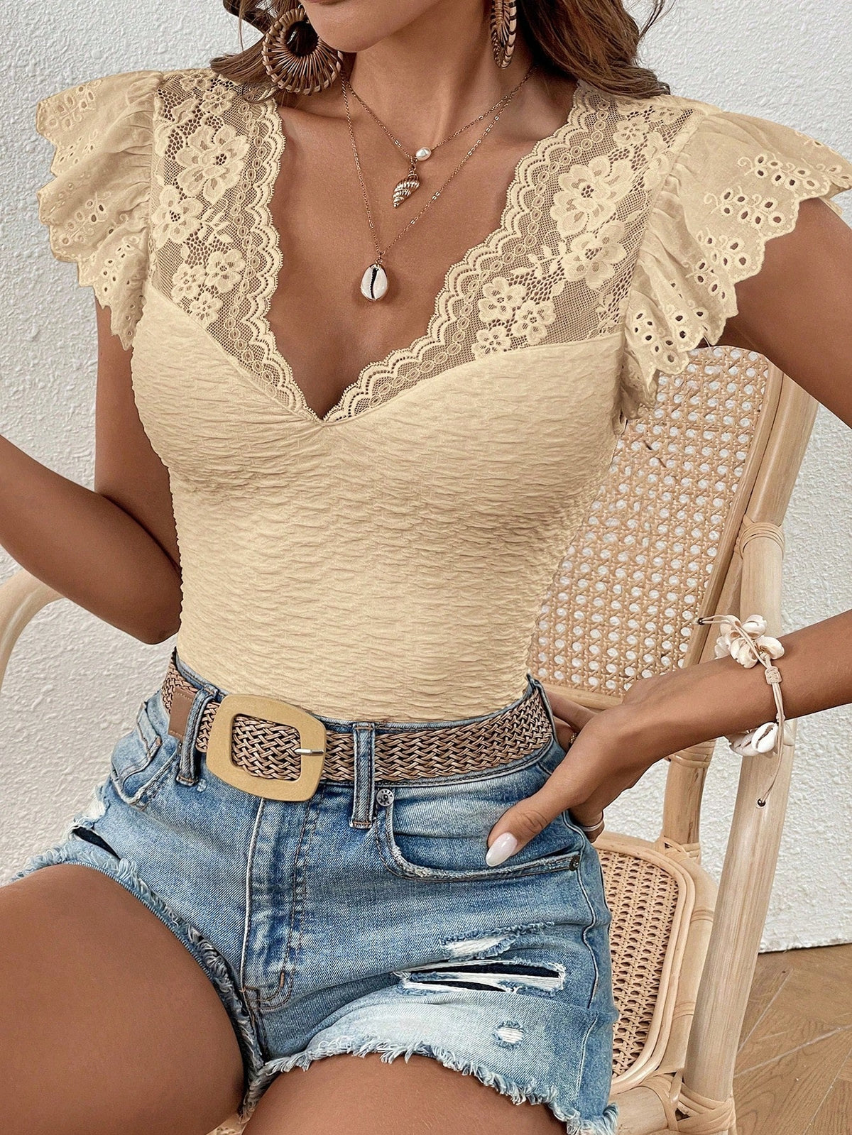 Maglietta pizzo a contrasto manica a farfalla con orlo smerlato