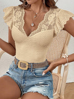 Maglietta pizzo a contrasto manica a farfalla con orlo smerlato