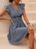 Abito da vacanza da donna con stampa a righe e fiori, scollo a V con vita con volant e cintura