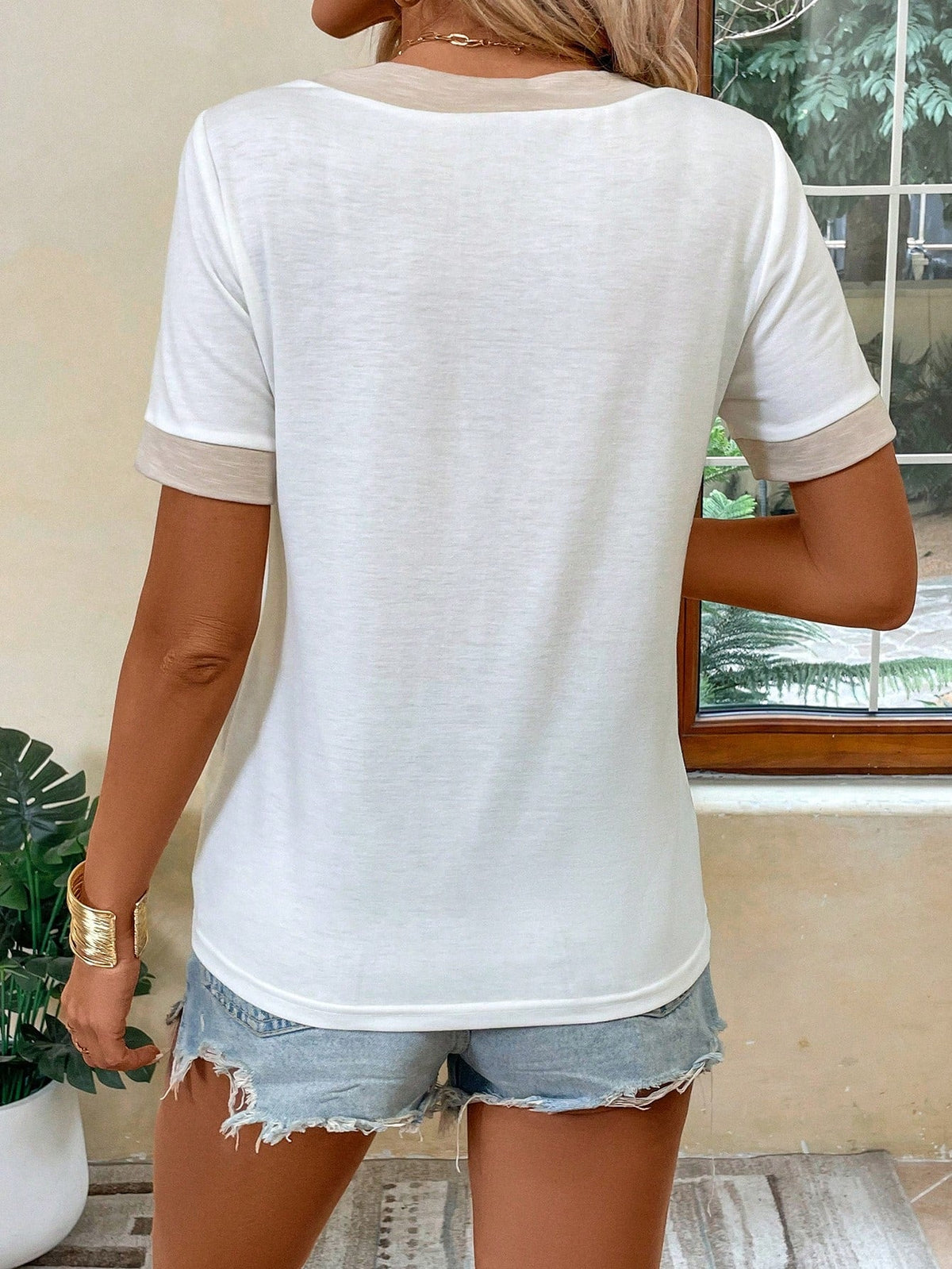Maglietta casual estiva da donna con maniche corte e scollo a V a contrasto di colore