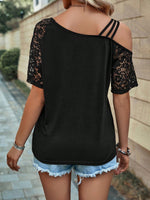 Maglietta casual da donna estiva con collo asimmetrico a blocchi di colore e manica corta in pizzo a contrasto