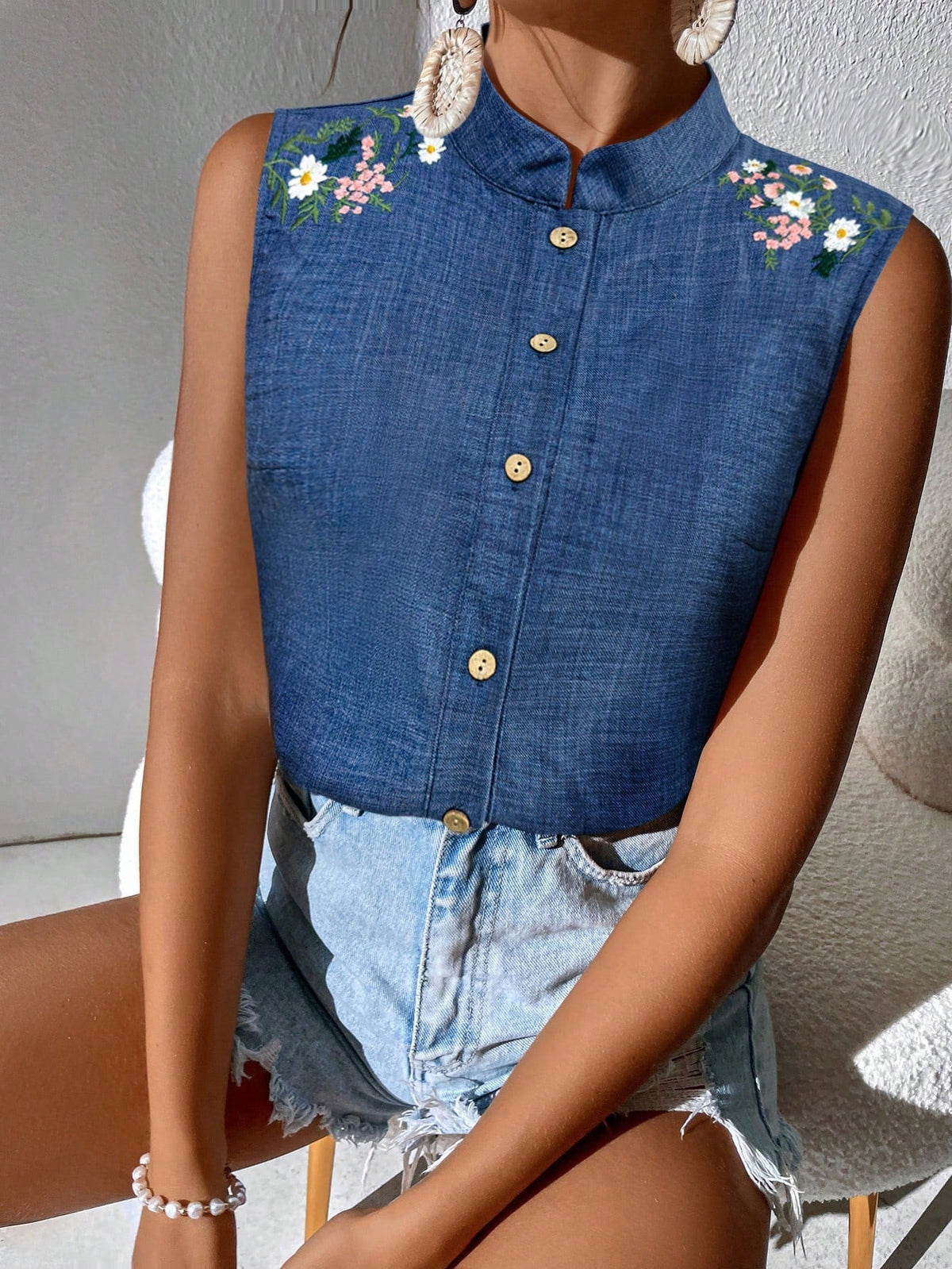 Camicia estiva senza maniche casuale per le vacanze con collo alla coreana ricamato