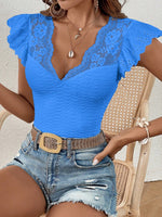 Maglietta pizzo a contrasto manica a farfalla con orlo smerlato