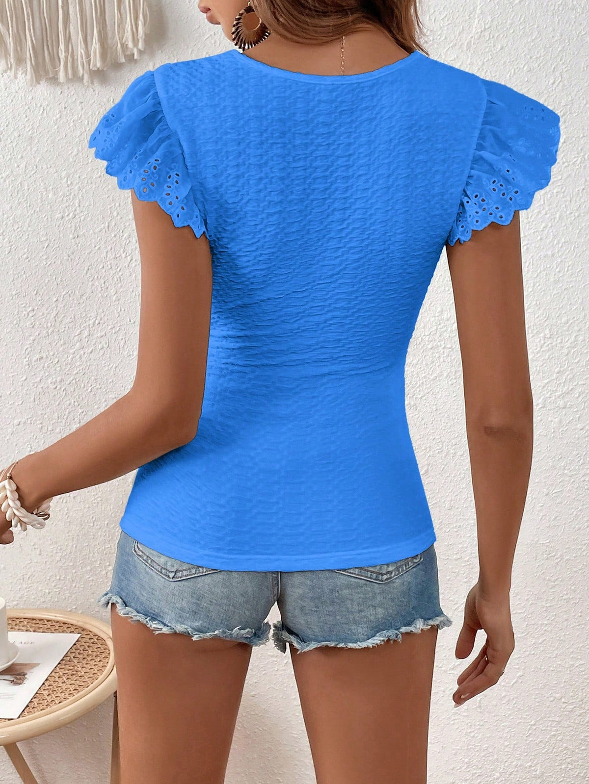 Maglietta pizzo a contrasto manica a farfalla con orlo smerlato