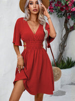 Abiti con cut out sulla vita manica a farfalla