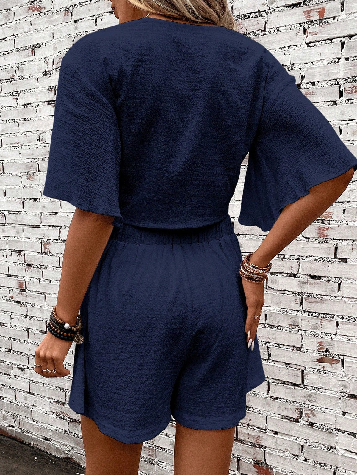 Top Con Maniche A Farfalla E Nodo Frontale, E Shorts