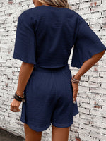 Top Con Maniche A Farfalla E Nodo Frontale, E Shorts