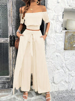 Due Pezzi Insieme Della Cima Corta Con Spalle Scoperte E Pizzo Applicato Con Pantaloni Larghi