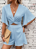 Top Con Maniche A Farfalla E Nodo Frontale, E Shorts