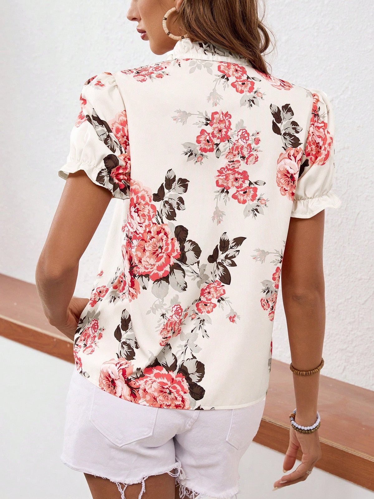 Camicetta con stampa floreale con cravatta al collo con manica a sbuffo